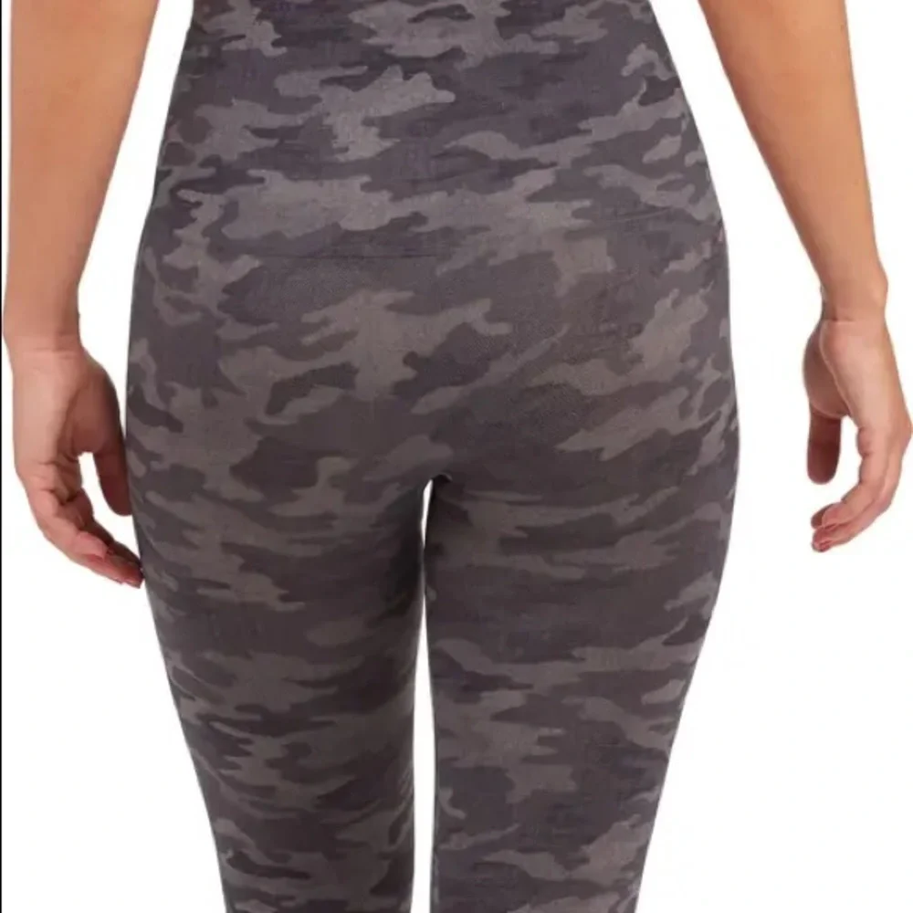 NWT SPANX Look at Me Now Seamless Camo Leggings Size: small (2-4)
